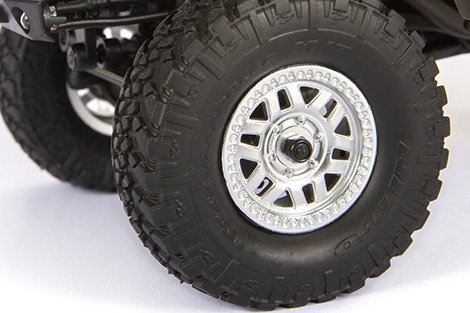 The wheelbase has been lengthened by 22mm on the SCX24™ Jeep® JT Gladiator for a whole new set of abilities — increasing stability and enabling the vehicle to muscle more easily over big challenges.
