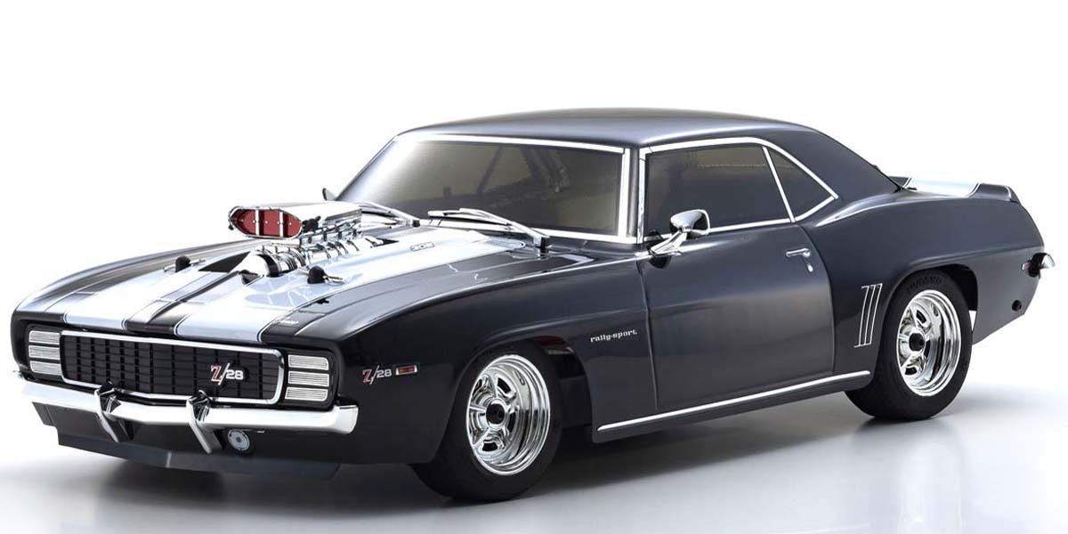From its release, the Chevrolet Camaro model defined a new era of American Muscle. This 1969 Z/28RS embodied a 5000cc engine and was equipped with auxiliary lights and headlight covers for rally driving. This model features Kyosho's original supercharger to enhance its formidable appearance.