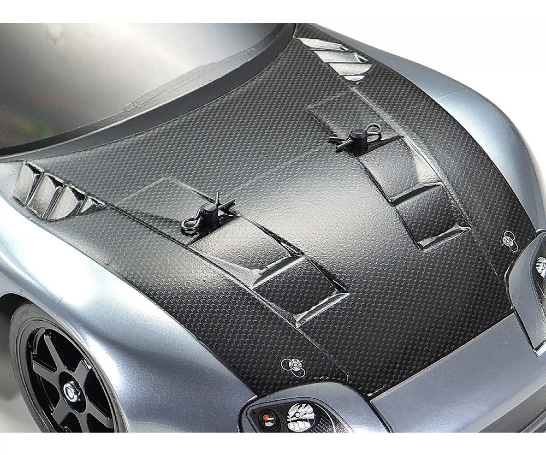 Take a look at the muscular engine hood of the car. Carbon fibre pattern stickers add to the racy mood.