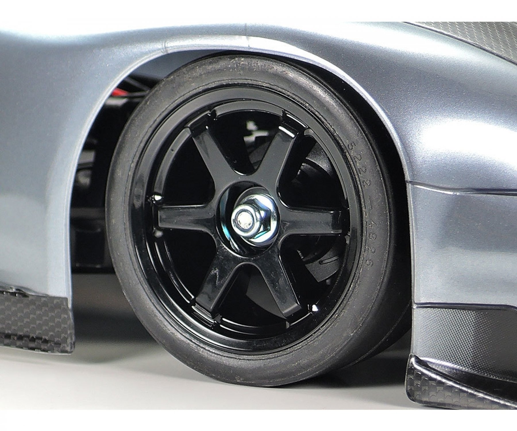Black six-spoke wheels with racing slick tyres ensure that this model has a stylish air.