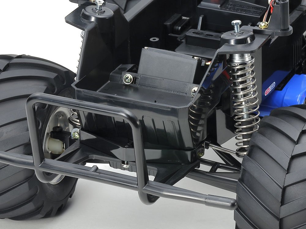 Swing axle independent front suspension. The steering system is equipped with a servo diagonally and uses a simple 2-split tie rod.