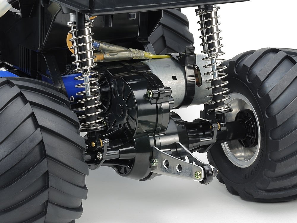 Rolling rigid rear suspension with coil springs and friction dampers. The sealed gear box has a built-in differential gear.