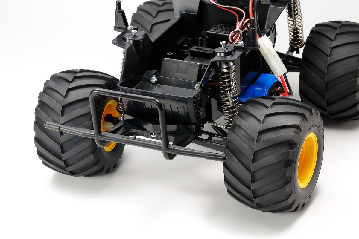 The front suspension is an independent type swing axle system. The steering system is equipped with the servo mounted diagonally and uses a 2-split rod.
