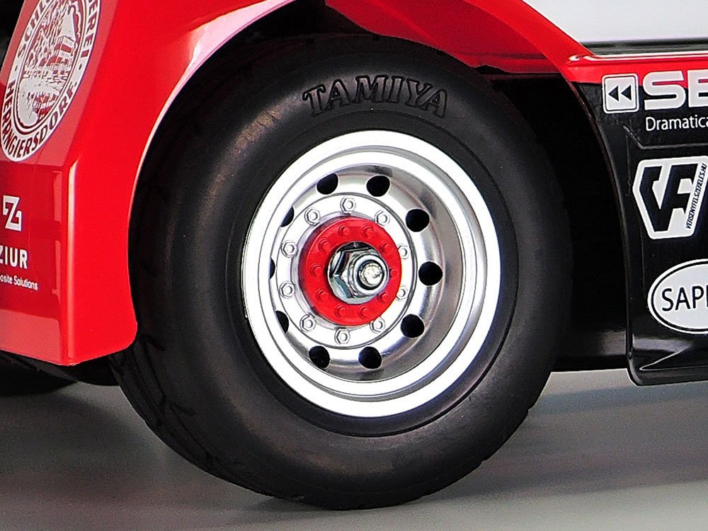 Deep rim wheel designs are used at the rear, with fine depictions of details such as the minute bolts. A touch of red in the centre will look great!